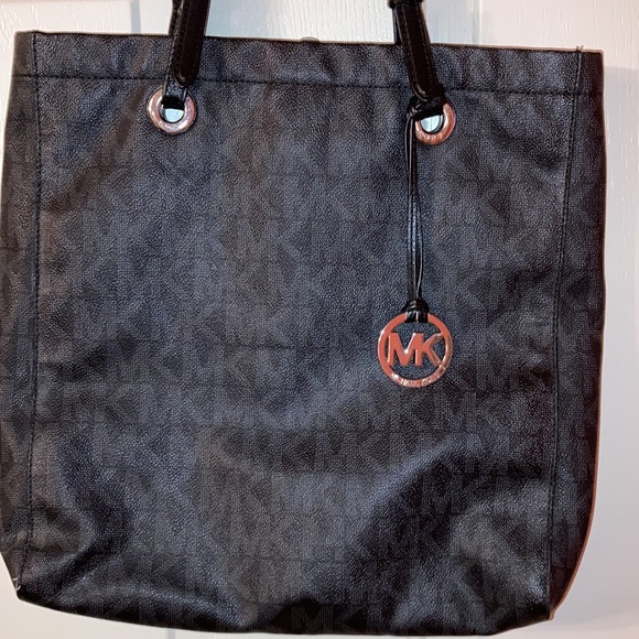 Michael Kors Handbags - MICHAEL KORS TOTE. NWOT. CLEAN. Black